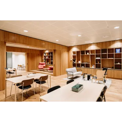 Moderne en stijlvolle kantoorruimte op Hoogstraat 185, Rotterdam Centrum, met open werkruimte en houten afwerking. Ideaal voor huren van kantoor met meerdere werkplekken en comfortabele zitgedeeltes.