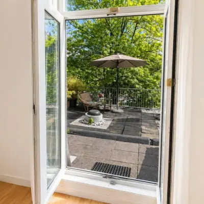 Kantoorruimte met toegang tot een ruim terras op Mauritsweg 33 A01, Rotterdam Centrum. Ideaal voor bedrijven die kantoren willen huren met buitenruimte. Grote ramen laten veel natuurlijk licht binnen.