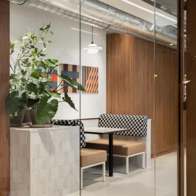 Moderne kantoorruimte in kleurrijk kantoorpand, Stadhuisplein 9-23 in Rotterdam Centrum, met stijlvolle zitjes en levendige kunstwerken voor een inspirerende werkplek. Ideaal voor bedrijven die een kantoor willen huren.