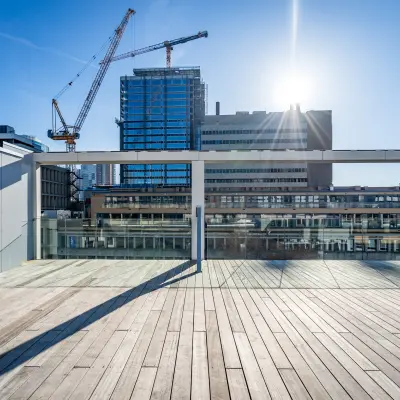 Dakterras in Rotterdam Centrum, Stadhuisplein 9-23, met uitzicht op een kantoorpand en de skyline. Ideale locatie voor een kantoorruimte huren met inspirerende omgeving.