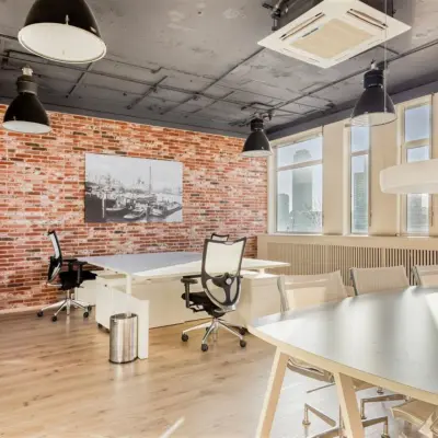 Moderne kantoorruimte in kantoorpand aan Veerhaven 7, Rotterdam Centrum met bakstenen muur en grote ramen. Ideaal om te huren voor een inspirerende werkplek.