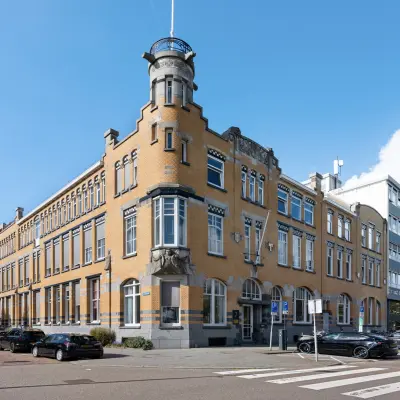 Exterieur van het kantoorpand aan Veerhaven 7 in Rotterdam Centrum, gekenmerkt door een klassieke architectuur en ruime parkeermogelijkheden voor de deur.