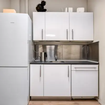 Compacte kitchenette in kantoorpand op Veerhaven 7, Rotterdam Centrum. Ideaal voor kleine pauzes tijdens het werk. Voorzien van koelkast en aanrechtblad. Geschikt bij kantoorruimte huren.