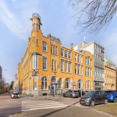 Historisch kantoorpand op Veerhaven 7, Rotterdam Centrum. Geschikt voor kantoorruimte huren, met uitzicht op de straat en klassieke architectuur. Ideale locatie voor ondernemers die kantoren willen huren in een karakteristiek gebouw.