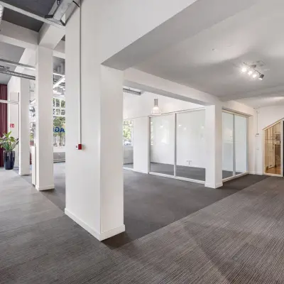 Kantoorruimte huren in een modern pand op Veerhaven 7 in Rotterdam Centrum met ruime, lichte werkruimten en glazen scheidingswanden.