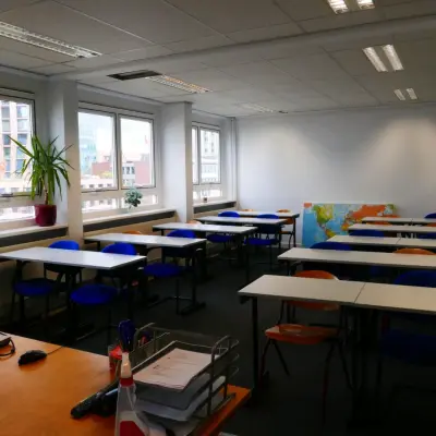 Kantoorruimte huren aan Wijnhaven 76 in Rotterdam Centrum met meerdere bureaus en stoelen, geschikt voor werkplekken. Grote ramen zorgen voor veel natuurlijk licht.