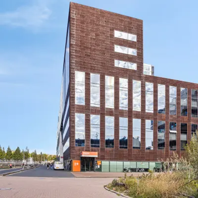 Kantoorpand aan Kratonkade 7 - 27 in Rotterdam Delfshaven, met opvallende moderne architectuur en grote ramen, ideaal voor kantoorruimte huren.