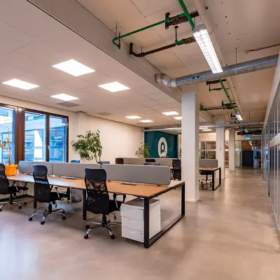 Moderne kantoorruimte te huur op Kratonkade 7 - 27 in Rotterdam Delfshaven met ruime werkplekken, veel natuurlijk licht en glazen wanden.