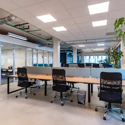 Moderne kantoorruimte huren op Kratonkade 7 - 27 in Rotterdam Delfshaven, met ruime bureaus en comfortabele stoelen, ideaal voor productief werken.