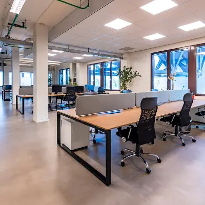 Moderne kantoorruimte huren op Kratonkade 7-27 in Rotterdam Delfshaven, met ruime bureaus, ergonomische stoelen en voldoende natuurlijk licht.