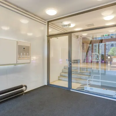 Entree van het kantoorpand op Lloydstraat 21 B, Rotterdam Delfshaven. Moderne glazen deuren geven toegang tot de kantoorruimte huren. Er zijn geen personen aanwezig.