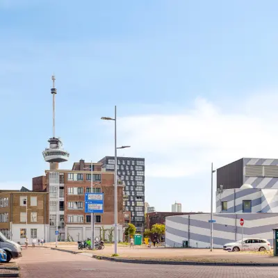 Uitzicht op de Lloydstraat in Rotterdam Delfshaven met kantoorgebouwen en de iconische Euromast op de achtergrond.