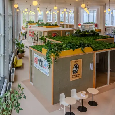 Ruime, lichte kantoorruimte op Van Nelleweg 1, Rotterdam Delfshaven, met moderne, begroeide vergaderruimtes en informele zitplekken voor huren.