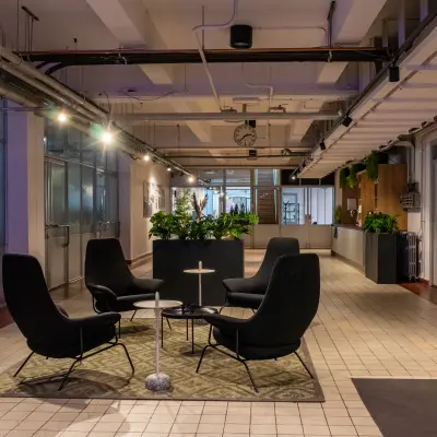 Gemeubileerde kantoorruimte met zitgedeelte en vergadertafel op Van Nelleweg 1 in Rotterdam Delfshaven, geschikt voor kantoorruimte huren.