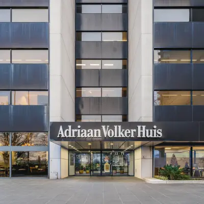Exterieur van een modern kantoorpand aan de Oostmaaslaan 71 in Rotterdam Kralingen, met grote ramen en een uitnodigende entree voor kantoorruimte huren.