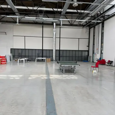 Ruime kantoorpand op Scheepsbouwweg 29 in Rotterdam, Waalhaven met veel open ruimte en hoge plafonds. Perfect voor bedrijven die kantoorruimte willen huren. Enkele meubels zoals stoelen en een tafel aanwezig.