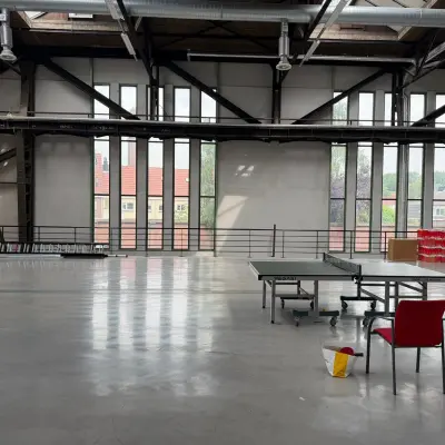 Kantoorpand aan de Scheepsbouwweg 29 in Rotterdam Waalhaven met een open vloerplan en grote ramen. Een tafeltennistafel staat in de ruimte, ideaal voor ontspanning bij kantoorruimte huren.