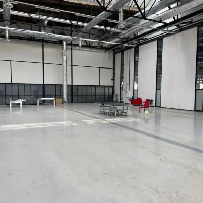 Ruime kantoorpand op Scheepsbouwweg 29, Rotterdam Waalhaven met hoge plafonds en enkele meubels, geschikt voor kantoorruimte huren.