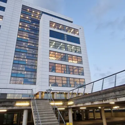 Modern kantoorpand aan Waalhaven Zuidzijde 21 in Rotterdam, met grote ramen en ruime parkeerfaciliteiten. Ideaal voor bedrijven die kantoorruimte willen huren in het dynamische Rotterdam Waalhaven gebied.