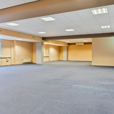 Ruime, open kantoorruimte op de Brauwweg 52-66 in Schiedam, ideaal voor wie een flexibele werkplek wil huren. Grote ramen en verlichting zorgen voor een lichte en uitnodigende omgeving.