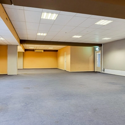Ruime, onaangepaste kantoorruimte te huur aan de Brauwweg 52-66 in Schiedam, geschikt voor diverse indelingen. Voorzien van neutrale vloerbedekking en lichte muren.