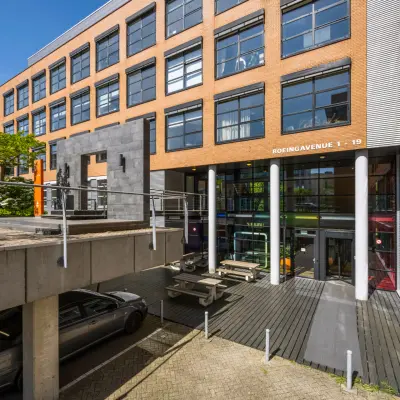 Vooraanzicht van het kantoor op Boeing Avenue 1-19 in Schiphol Rijk, ideaal voor kantoorruimte huren met ruime parkeergelegenheid en moderne uitstraling.