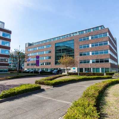 Exterieur van het kantoorpand aan de Tupolevlaan 41-63 in Schiphol Rijk met moderne architectuur en goed onderhouden omgeving, ideaal voor wie kantoorruimte wil huren.