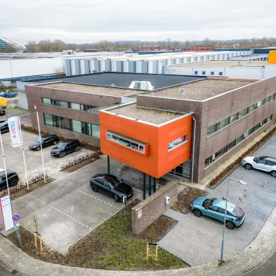 Ruime kantoorpand op Fischerpad 106 in Sittard met moderne gevel en parkeergelegenheid. Ideaal om kantoorruimte te huren en werkplekken te creëren.