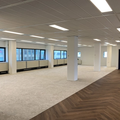 Ongemeubileerde kantoorruimte te huur in kantoorpand op Jaarbeursplein 22, nabij Utrecht Centraal Station. Veel daglicht door grote ramen, geschikt voor diverse inrichtingen.