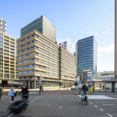 Kantoorpand op Jaarbeursplein 22, Utrecht Centraal Station, met moderne architectuur en druk verkeer op de voorgrond. Ideaal voor kantoorruimte huren.