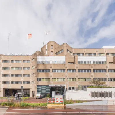 Kantoorpand aan Leidseveer 2-10 bij Utrecht Centraal Station met meerdere ingangen en parkeerplaatsen aan de voorkant van het gebouw.