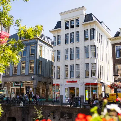 Kantoorpand aan de Oudegracht 161 in Utrecht Centrum, met een karakteristieke gevel en levendige omgeving. Ideale locatie voor kantoorruimte huren in het bruisende stadscentrum.