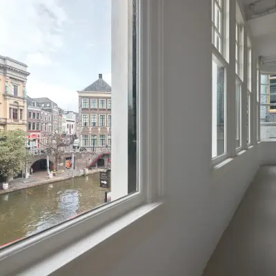 Leeg kantoorpand aan de Oudegracht 161 in Utrecht Centrum met uitzicht op de gracht, geschikt voor kantoorruimte huren.