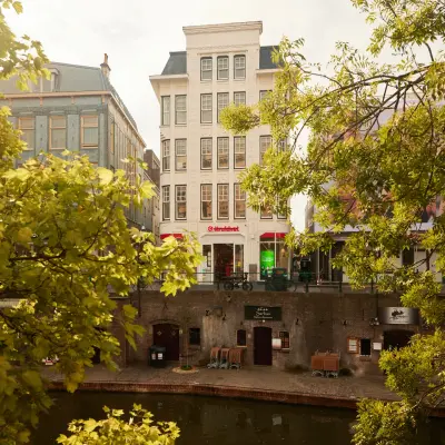 Kantoorpand aan de Oudegracht 161 in Utrecht Centrum, met zicht op de gevel langs het water.