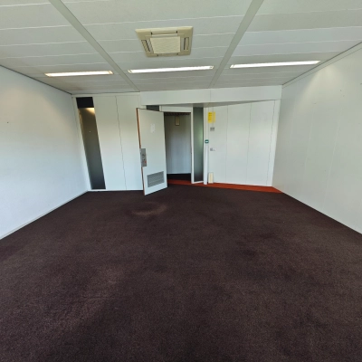 Lege kantoorruimte te huur in Utrecht Kanaleneiland op Bernadottelaan 13. Geschikt voor diverse zakelijke doeleinden binnen dit kantoorpand.