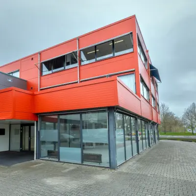 Exterieur van een kantoorpand aan Zonnebaan 18 in Utrecht Lage Weide, ideaal voor kantoorruimte huren.