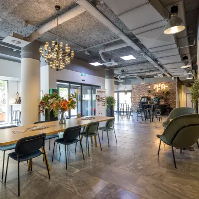 Moderne kantoorpand met stijlvolle inrichting op Goeman Borgesiuslaan 77 in Utrecht Noord. Ideaal voor kantoorruimte huren met een ruime werktafel, comfortabele stoelen en een gezellige sfeer.