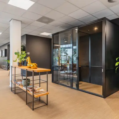 Moderne kantoorruimte huren op Orteliuslaan 850 in Utrecht Papendorp, met stijlvol interieur, glazen vergaderruimte en planten voor een frisse werkervaring.