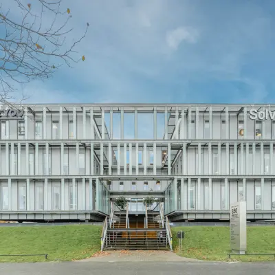 Modern kantoorgebouw aan Orteliuslaan 850 in Utrecht Papendorp met een strak exterieur en groene omgeving, ideaal voor kantoorruimte huren.