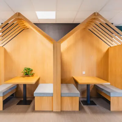 Houten kantoorruimte op Orteliuslaan 850 in Utrecht Papendorp, met ingebouwde houten zitbanken en tafels, ideaal voor informeel overleg of lunchpauzes.