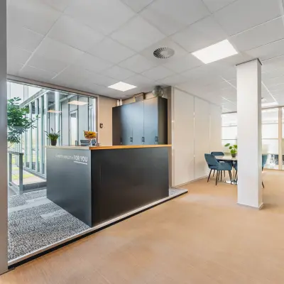 Moderne kantoorruimte in Utrecht Papendorp aan de Orteliuslaan 850 met een heldere ontvangstruimte en glazen panelen. Een fiets staat bij de ingang. Ideaal voor kantoorruimte huren.
