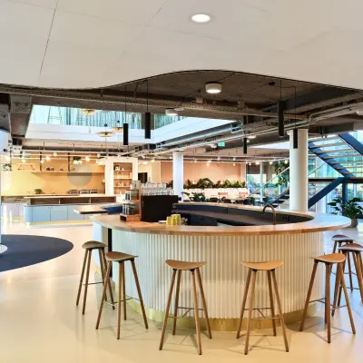 Moderne kantoorruimte huren in Utrecht Papendorp met ruime, open indeling, stijlvolle bar en zithoek, ideaal voor samenwerking en gesprekken. Kantoor op Van Deventerlaan 30-40 voorzien van natuurlijke lichtinval.