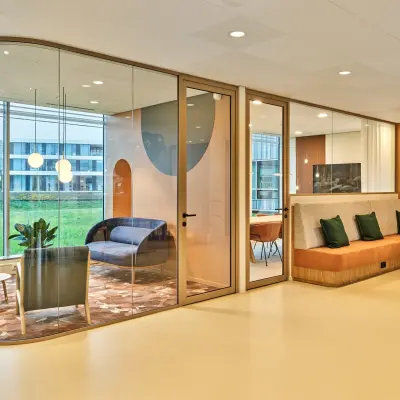 Moderne kantoorpand inrichting aan de Van Deventerlaan 30-40 in Utrecht Papendorp, met glazen wanden en kleurrijke zitgedeeltes. Perfect voor wie kantoorruimte wil huren in een inspirerende omgeving.