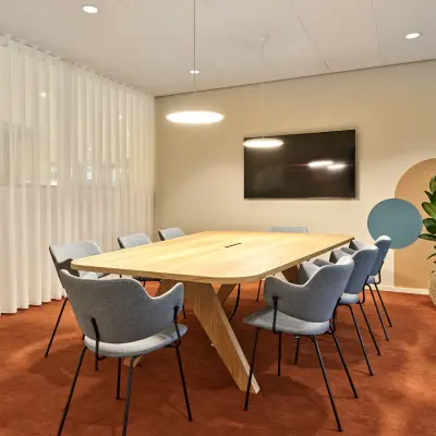 Moderne vergaderruimte in kantoorpand aan Van Deventerlaan 30-40 in Utrecht Papendorp, voorzien van grote tafel, comfortabele stoelen, en een groot scherm aan de muur, ideaal voor kantoorruimte huren.
