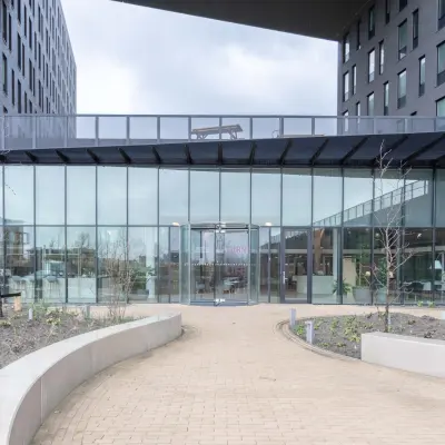 Moderne kantoorpand op Van Deventerlaan 31-51 in Utrecht Papendorp met glazen gevel. De ruimte biedt mogelijkheden voor kantoorruimte huren met een indrukwekkende entree.