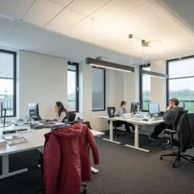 Ruime kantoorruimte met vier werkplekken en zakelijke activiteiten aan Van Deventerlaan 31-51 in Utrecht Papendorp, ideaal voor het huren van kantoren.