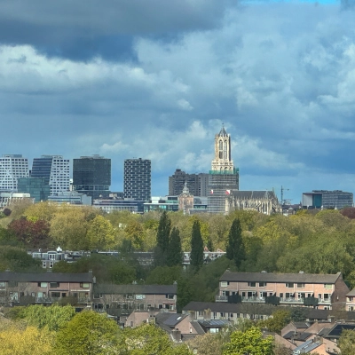 Uitzicht op de skyline van Utrecht met de Domtoren gezien vanaf Daltonlaan 200 in Rijnsweerd.