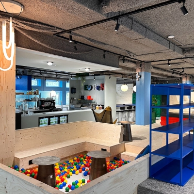 Interieur van een modern kantoorpand op Daltonlaan 200 in Utrecht Rijnsweerd, met een kleurrijke inrichting en speelse elementen. Ideaal voor kantoorruimte huren.