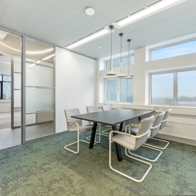 Kantoorruimte huren aan Daltonlaan 200 in Utrecht Rijnsweerd met een vergadertafel en stoelen in een lichte, moderne inrichting.