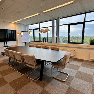 Vergaderzaal op Daltonlaan 200 in Utrecht Rijnsweerd met grote tafel en stoelen, geschikt voor kantoorruimte huren.